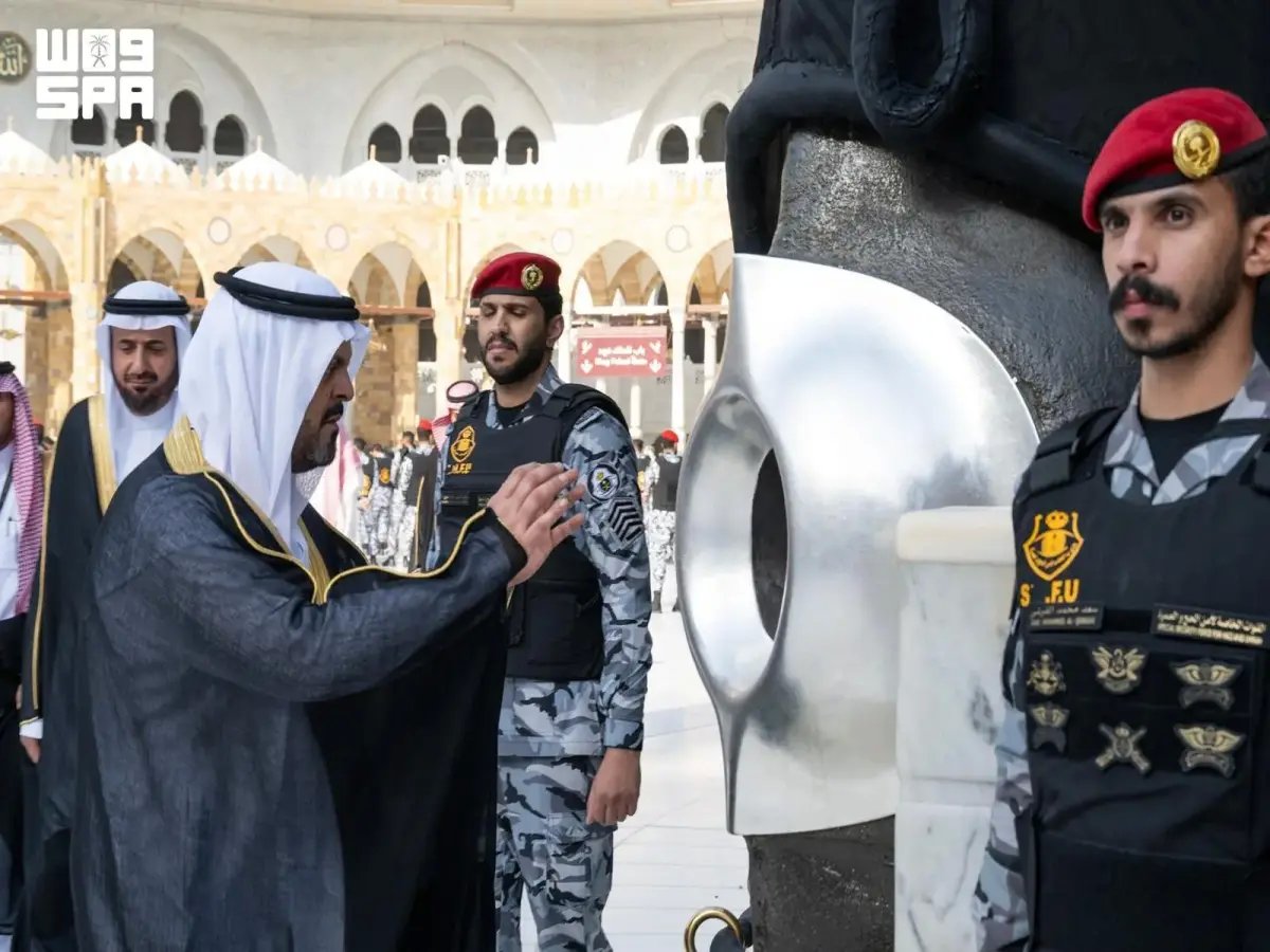  بالداخل… نائب أمير مكة يُشرف على غسل الكعبة نيابةً عن الملك سلمان - شاهد طقوس الماء المقدس والتجلي الروحي