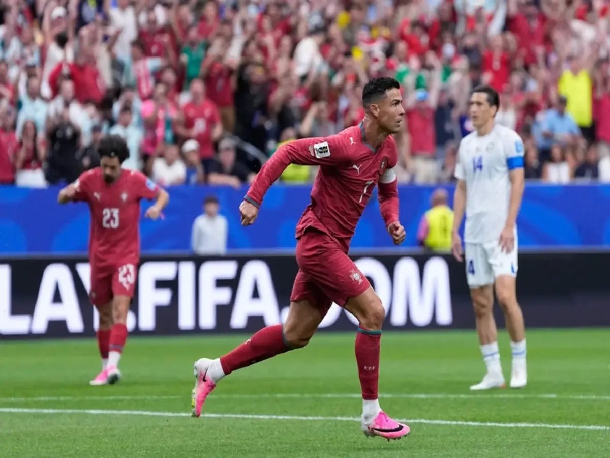 السر الخطير في عادة رونالدو خلال النشيد الوطني… صدمة في كأس العالم 2026!