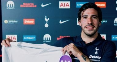 توتنهام يعلن رسميًا التعاقد مع لاعب الوسط الإيطالي تونالي