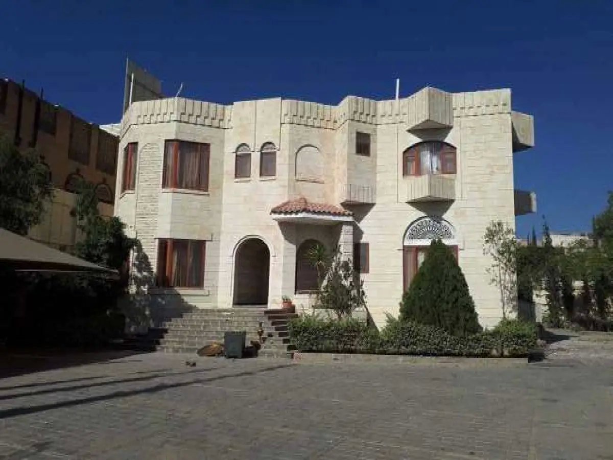 مصدر حكومي يكشف العثور على كنز من الذهب والأموال في بيت صالح بصنعاء… القيمة سرية وسيتم تحويلها للبنك المركزي!