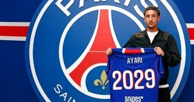 باريس سان جيرمان يوقع عقدًا احترافيًا مع لاعبه الشاب آدم العياري