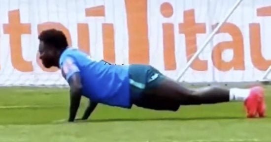 ‏عقوبة طريفة من أنشيلوتى ضد فينسيوس في مران منتخب البرازيل.. فيديو