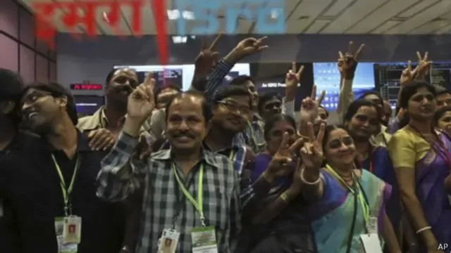 تصفيق شديد يعم غرفة التحكم عند سماع الأخبار بدخول مانغاليان مدار كوكب المريخ