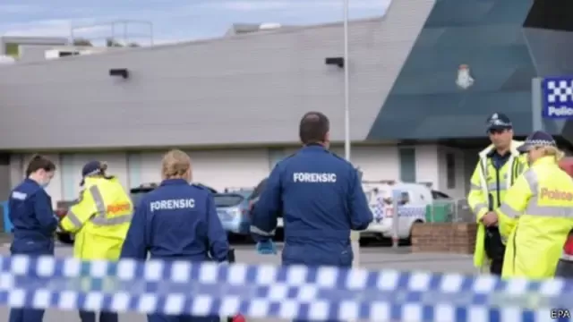 أطلق شرطي أسترالي النار على الشاب بعد طعنه شرطيين.