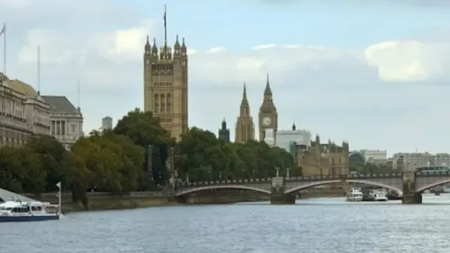 زعيم حزب العمال البريطاني يقول إنه "منفتح" لدعم الهجمات الجوية ضد الدولة الإسلامية