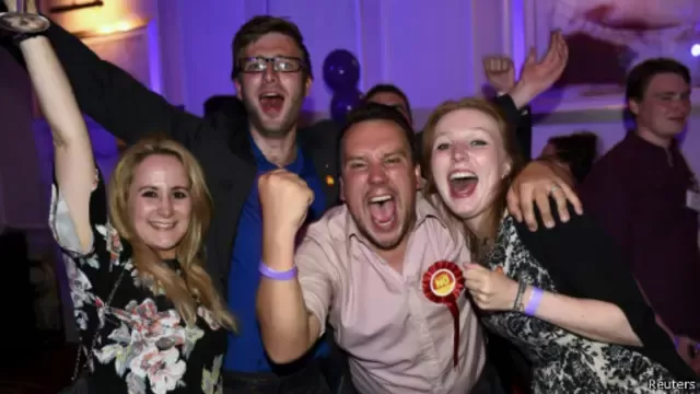 الفرحة بادية على وجوه من صوتوا لصالح البقاء داخل الاتحاد البريطاني