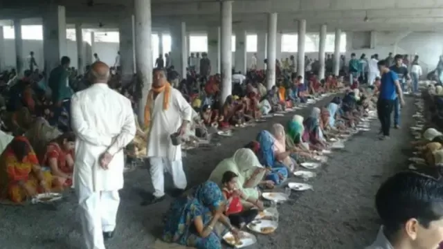 الآلاف من أهل القرية يحضرون مراسم "الصلاة من أجل روح القرد."
