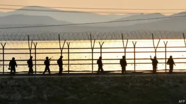 حرس الحدود قرب نهر في كوريا الشمالية