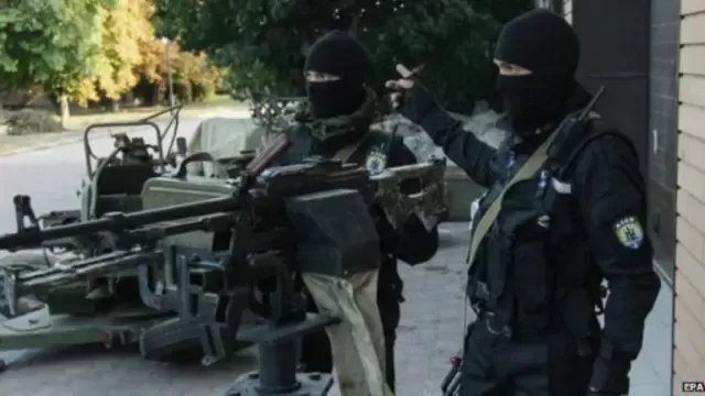 المتمردون والقوات الأوكرانية يتقاتلون منذ أبريل/نيسان الماضي.