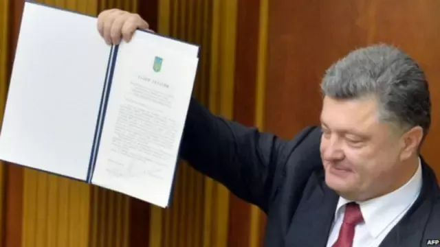 الرئيس بوروشينكو يقول إن القانون الجديد سيحافظ على سلامة أراضي أوكرانيا.