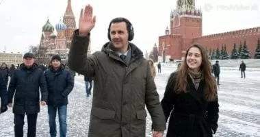 أول ظهور لبشار الأسد بصحبة فتاة في الساحة الحمراء بموسكو.. حقيقة أم مزيفة