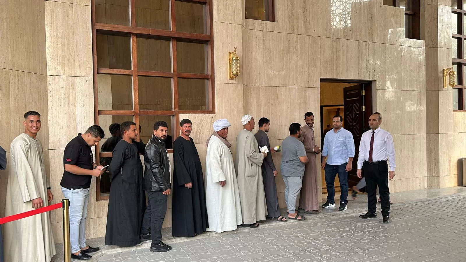 المواطنون يدلون بأصواتهم فى السعودية